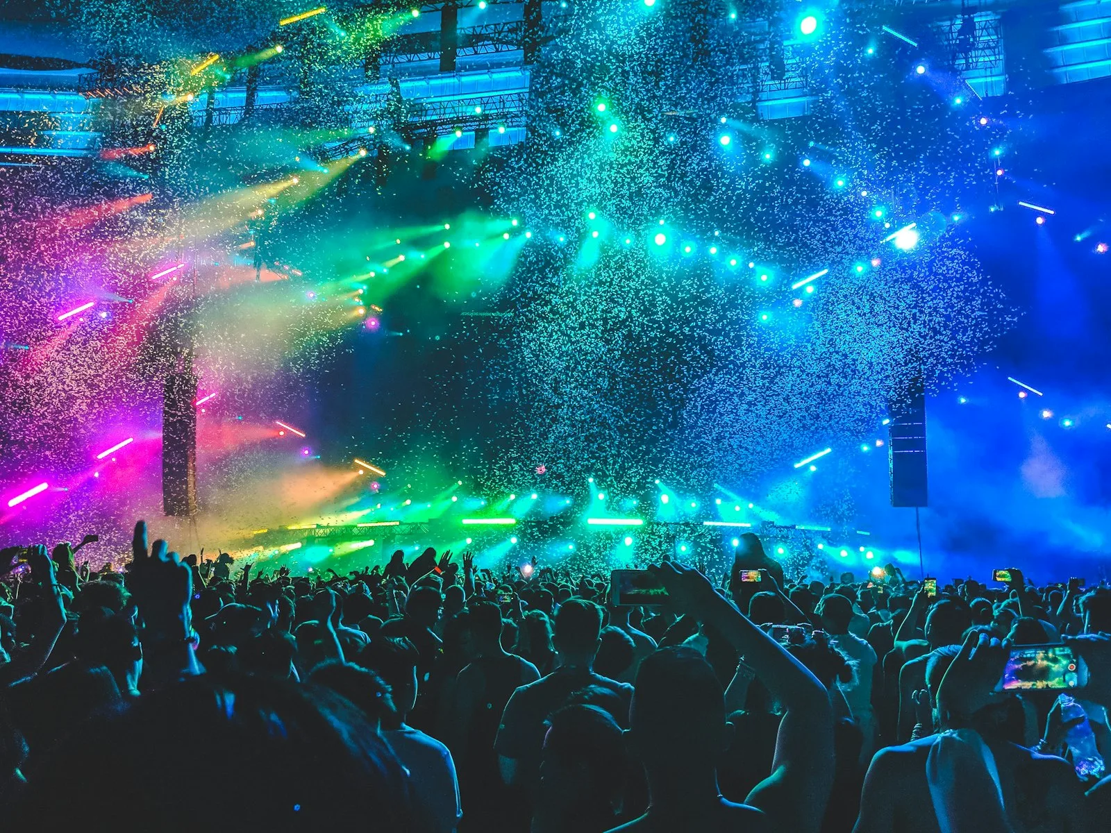 Club Crowd — Post: Phones-off dancefloors and the return of presence